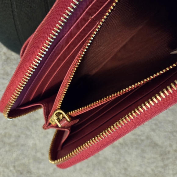 Prada Wallet - Picture 14 of 16